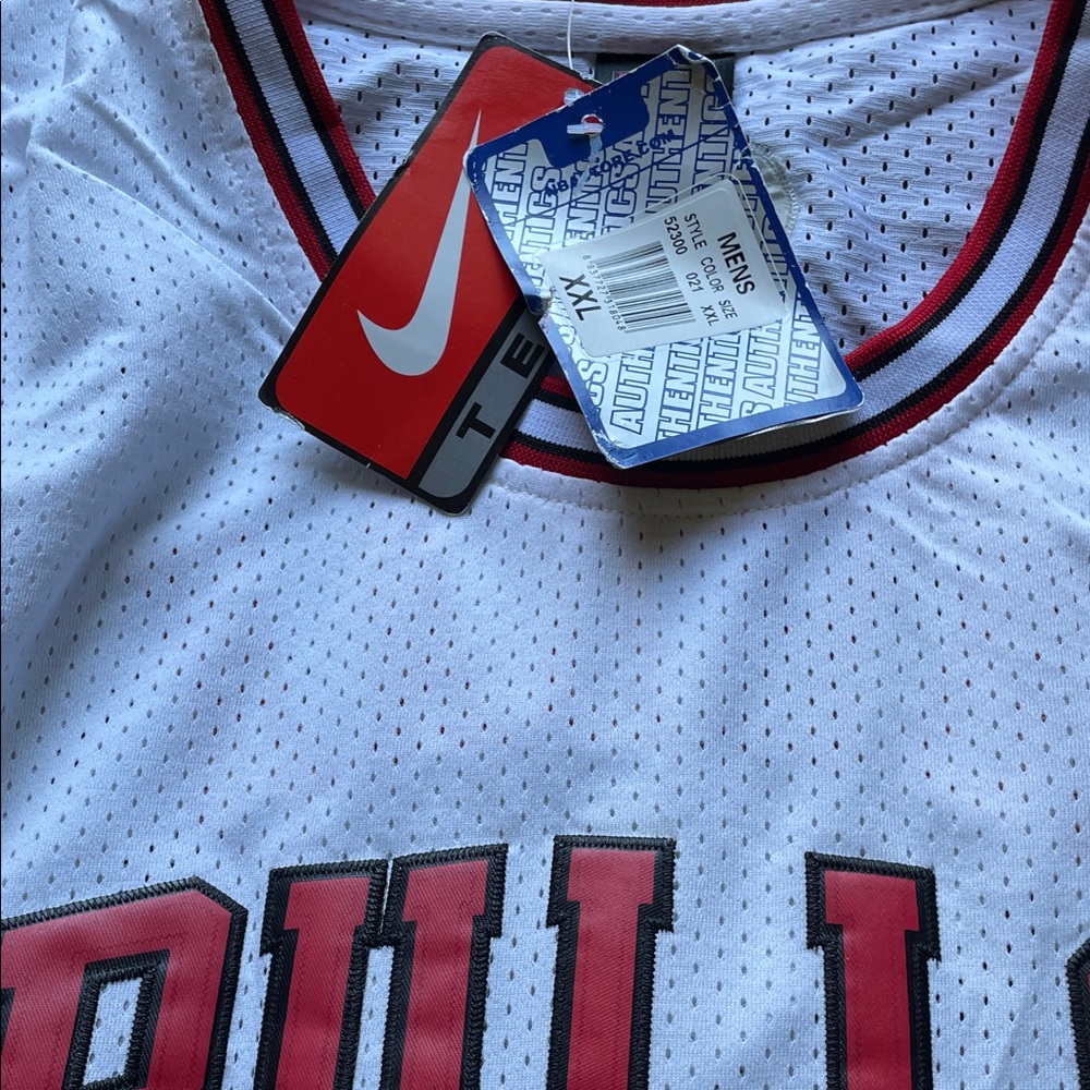 Nike Bulls Jersey - White and Red Accents - Picture 2 of 3